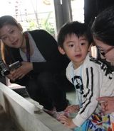 组图：张柏芝带lucas出游 母子二人学做巧克力