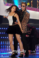 高清组图：少女时代金贤重助阵公益演唱会热歌辣舞