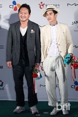 组图：韩孝珠玉泽演等众星亮相釜山电影节蓝毯