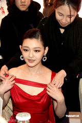 幻灯图：大S代言男模抬轿 艳丽红裙夺人眼球