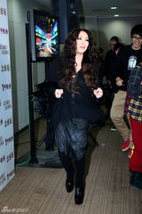 高清图：群星中歌榜后台亮相展示奖杯