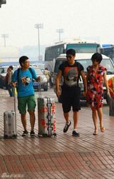 组图：陆毅鲍蕾深夜回沪提前庆祝结婚纪念日