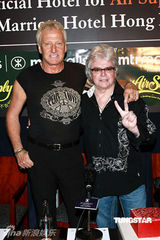 组图：Air Supply亮相香港 港姐送中国特色大礼