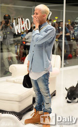 组图：G-DRAGON公开MV片场 千名粉丝同参与