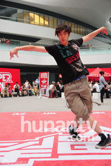 组图：快男选手酷似李敏镐 为选秀放弃剑桥