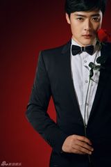 组图：张桐浪漫婚照首度曝光 夜空下“画”出金色爱心