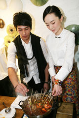 组图：霍思燕现身深圳站台 与蓝正龙齐煮麻辣烫