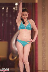 组图：亚姐中华区总决赛众佳丽性感泳装登台