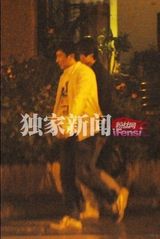 组图：李宇春深夜携白衣男进餐同返公寓