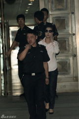 组图：李天一案庭审结束 梦鸽戴墨镜走出法院