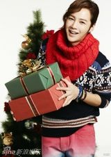组图：张根硕圣诞写真变身浪漫情人 大秀额头卖萌