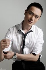 组图：万思维全新时尚大片出炉 斯文贵气日趋成熟