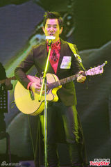 组图：任贤齐自愧腹肌不如张家辉 遭梁汉文投诉