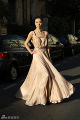 组图：齐溪戛纳浪漫街拍 素雅长裙展东方美