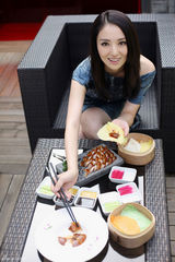 组图：董璇拍摄杂志封面 享受美食画面美不胜收