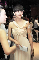 组图：孙熙助阵《巴黎宝贝》 大秀香肩成“女神”