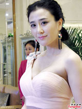 组图：田苏灏成功丰胸 放言：有胸者事竟成