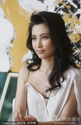 高清图：李冰冰受访换三套 白裙清纯随性红裙妩媚