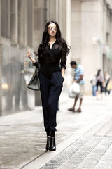 组图：韩雯雯多伦多街拍 裤装潮范儿气场十足