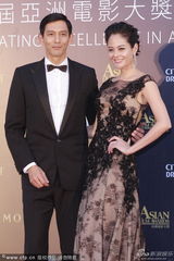 组图：超模JocelynLuko蕾丝长裙挽老公亮相