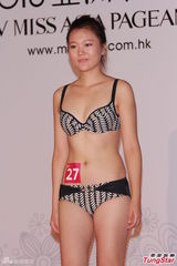 组图：亚姐泳装火辣秀胸 怪咖多女版王祖蓝现身