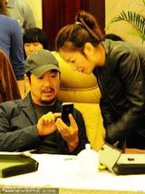 组图：赵薇与恩师玩微博 见同窗与黄晓明“咬耳朵”