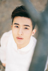 组图：郑斯仁白衣写真 演绎仙境精灵王子