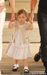 组图：妮可-基德曼全家出行乐融融 小女儿首露面