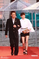 幻灯：香港金像奖颁奖红毯 黄岳泰和太太黑白配