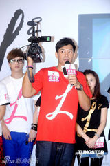 幻灯图：Lucas出席活动乖巧可爱 被粉丝尖叫吓哭