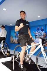 组图：张孝全不知杨佑宁恋情 骑单车险酿车祸