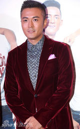 组图：于小伟出席时尚活动 好心情“不理”绯闻