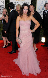 高清组图：艾米丽-布朗特携未婚夫红毯秀恩爱