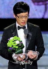 组图：韩星刘在锡再捧MBC大奖 2AM与2PM等到场助阵