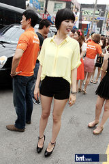 组图：裴涩琪等出席第15届保宁泥浆节活动