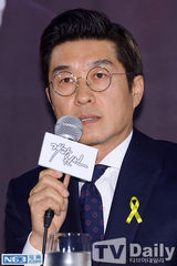 组图：金明敏朴敏英系黄丝带宣传《改过迁善》