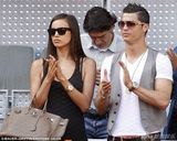 组图:C罗带女友莎伊克赴家宴 三岁爱子现身可爱