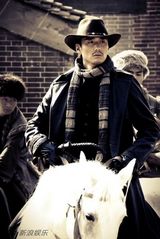 组图：胡兵《东北往事》硬朗造型显英雄本色