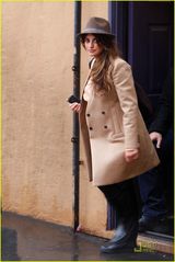 组图：佩内洛普克鲁兹购物走后门 大衣难掩大肚