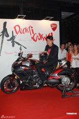 组图：郭富城助阵单车发布会 变身机车男耍酷