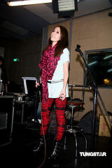 幻灯：萧亚轩为跨年演唱彩排 吴建豪探班送巧克力