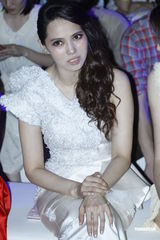 组图：伊能静鬼魅迷人look看秀 见牙不见眼聊得欢