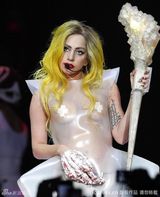 组图：Lady Gaga演唱会口味重 血腥骷髅手玩自摸