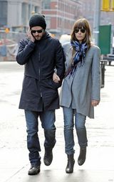 组图：贾斯汀与杰西卡街头散步 狂通话冷落妻子