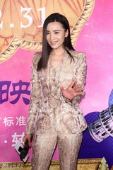 组图：《等风来》倪妮演装女 冯绍峰包场支持