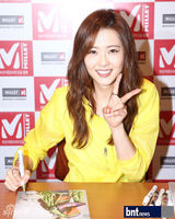 组图：韩星高雅拉出席粉丝签名会为粉丝送礼