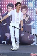 组图：汪东城蔡旻佑台北为电视原声带签唱