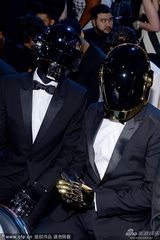 组图:Daft Punk法瑞尔夺最佳流行乐队 表演热单