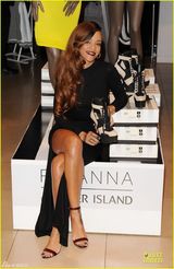 组图：蕾哈娜高开衩紧身裙激凸现乳环