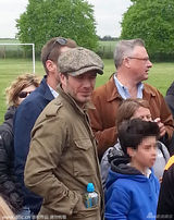 组图：小贝次子球赛夺奖心情愉悦 老爸帅气支持